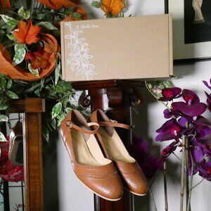 Charlie Stone 1940's Style Pin-Up Girl Carmel Brown Wingtip Maryjane Flats Sz 39